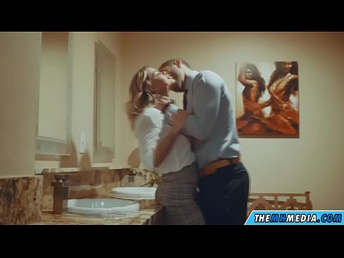 ❤️ Pe a faaosoosoina oe e se blonde busty i totonu o se faletaele lautele ️  i le sm.porngameshub.ru ☑